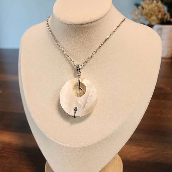 Mother of Pearl Floral Pendant Necklace - Picture 2 of 2
